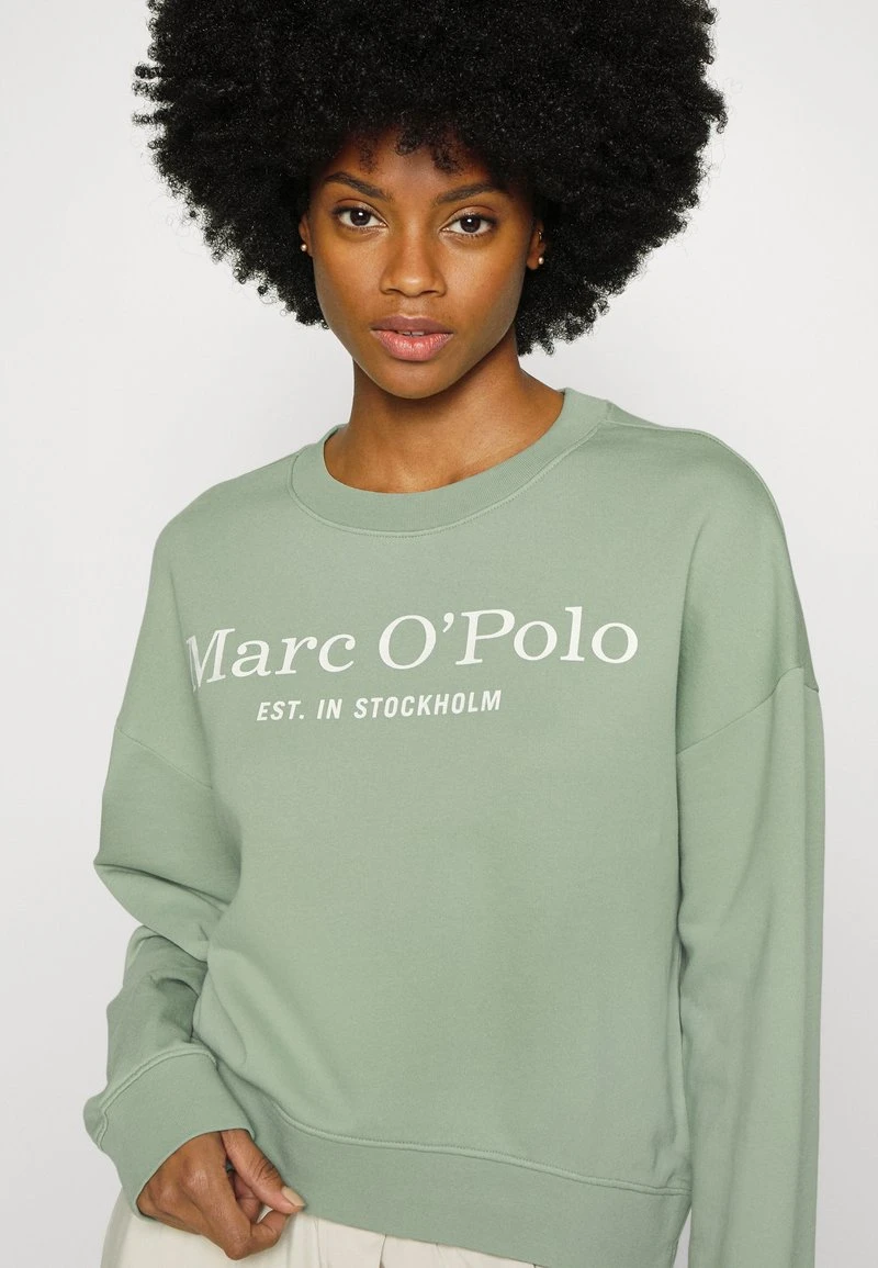 Marc O'Polo ROUND NECK MODERN COPPED FIT LOGOMANIA - Sweatshirt - Breezy Mint | Damen 4 Marc O'Polo ROUND NECK MODERN COPPED FIT LOGOMANIA - Sweatshirt - Breezy Mint | Damen – Bild 4