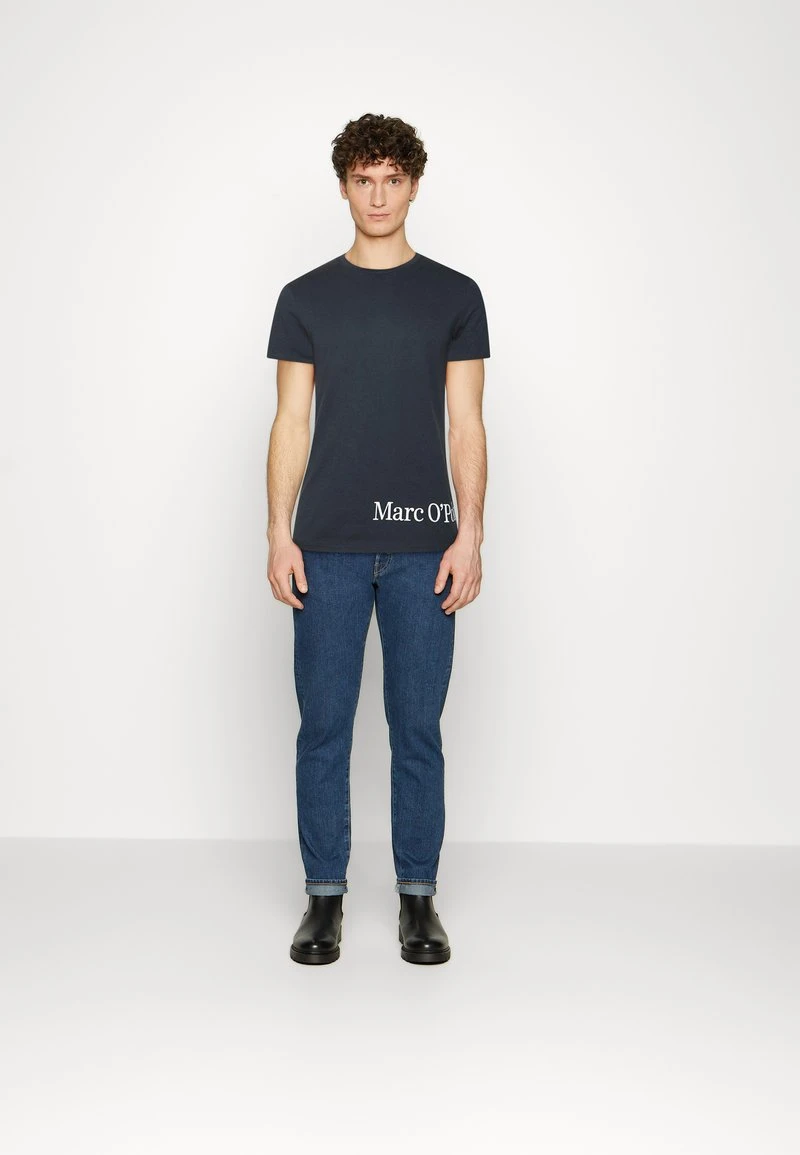 Marc O'Polo ARTWORK - T-Shirt Print - Dark Navy | Herren 2 Marc O'Polo ARTWORK - T-Shirt Print - Dark Navy | Herren – Bild 2