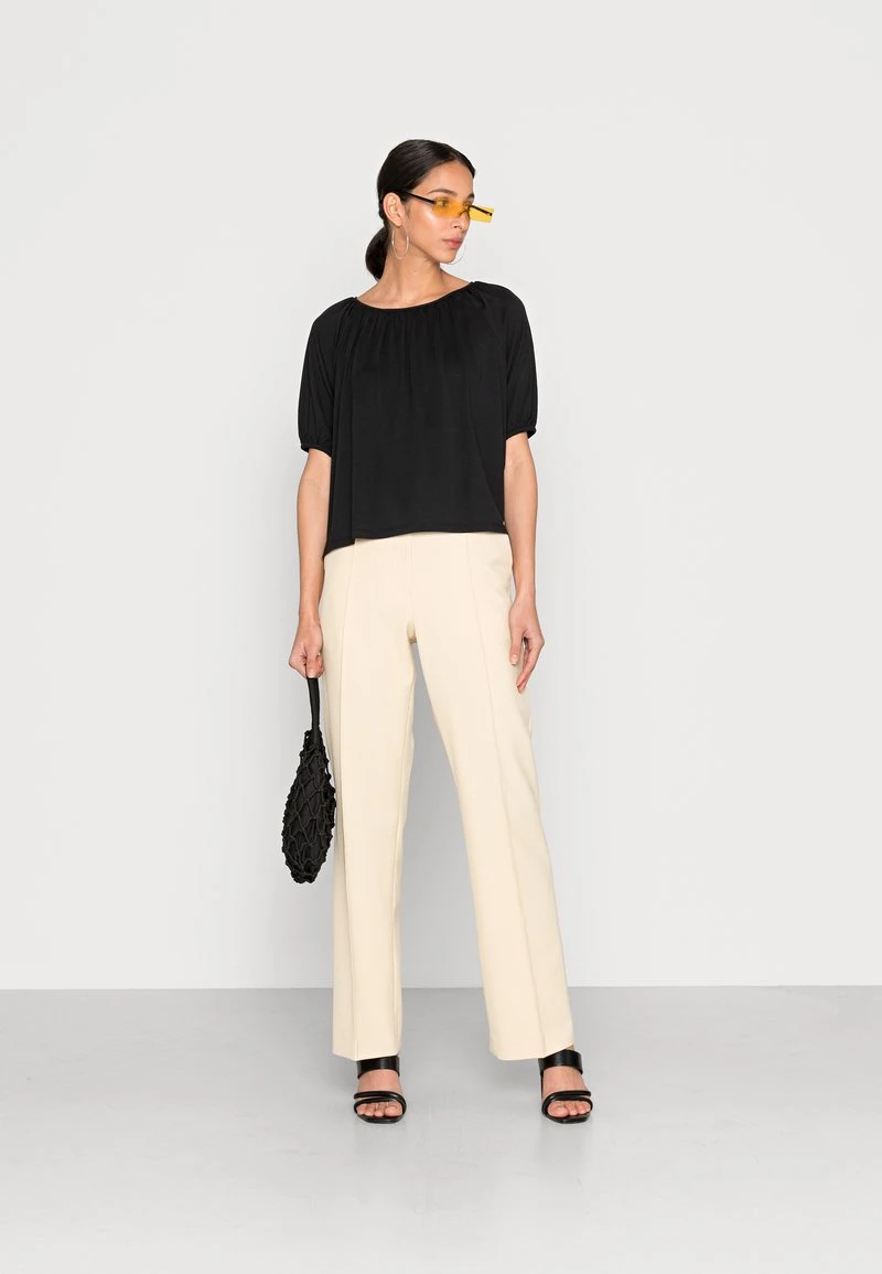 Marc O'Polo BLOUSE DEEP BOAT NECK RUFFELS AT NECKLINE PUFFER SLEEV - Bluse - Black | Damen 2 Marc O'Polo BLOUSE DEEP BOAT NECK RUFFELS AT NECKLINE PUFFER SLEEV - Bluse - Black | Damen – Bild 2