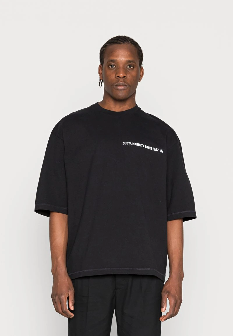 Marc O'Polo CREW NECK ITS ON US - T-Shirt Print - Black | Herren 3 Marc O'Polo CREW NECK ITS ON US - T-Shirt Print - Black | Herren – Bild 3