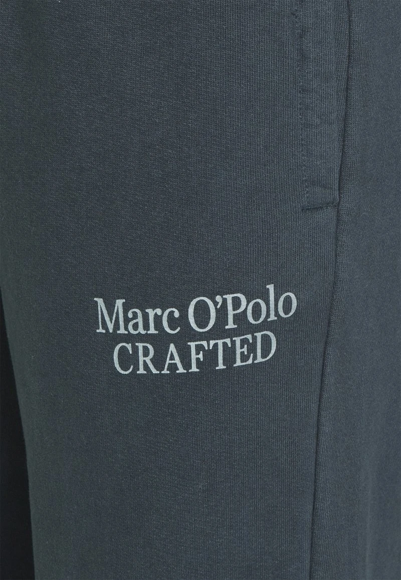 Marc O'Polo Herren FRONT AND BACK POCKETS PLACED PRINT - Jogginghose - Dark Navy 3 Marc O'Polo Herren FRONT AND BACK POCKETS PLACED PRINT - Jogginghose - Dark Navy – Bild 3