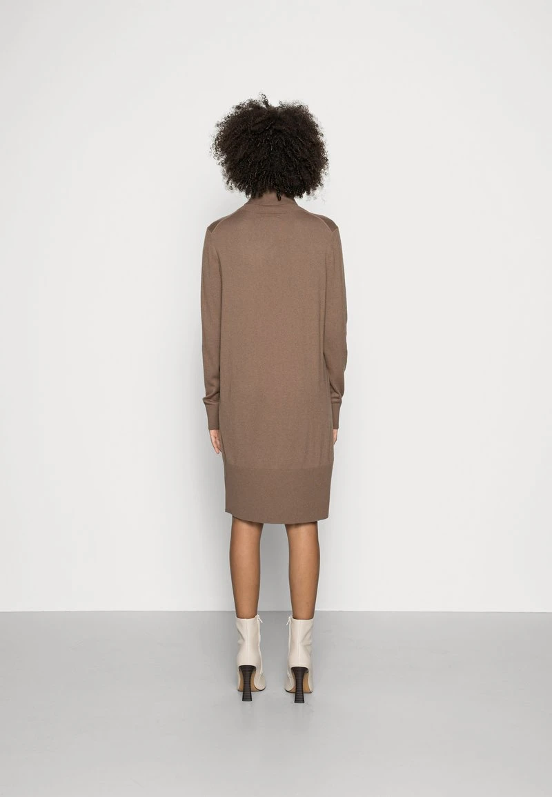 Marc O'Polo HEAVY DRESS LONGSLEEVE TURTLE NECK - Strickkleid - Nutshell Brown | Damen 3 Marc O'Polo HEAVY DRESS LONGSLEEVE TURTLE NECK - Strickkleid - Nutshell Brown | Damen – Bild 3