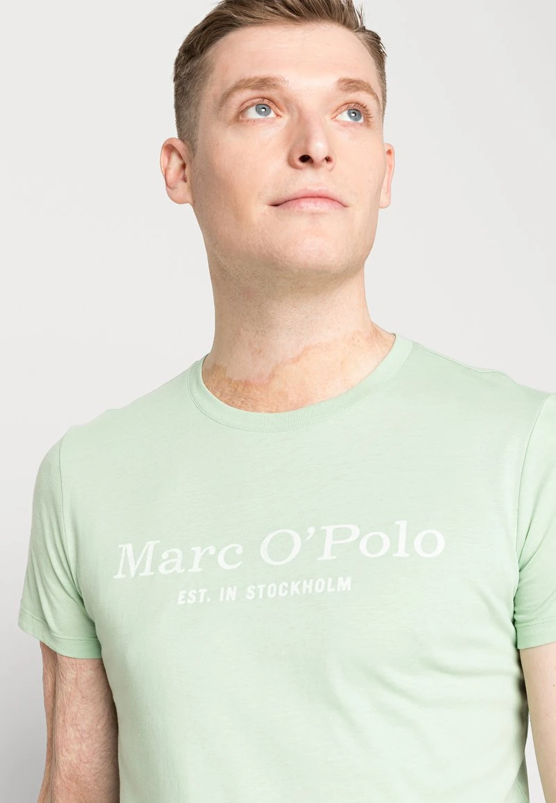 Marc O'Polo SHORT SLEEVE ROUND NECK CLASSIC INSIDE - T-Shirt Print - Morning Dew | Herren 5 Marc O'Polo SHORT SLEEVE ROUND NECK CLASSIC INSIDE - T-Shirt Print - Morning Dew | Herren – Bild 5