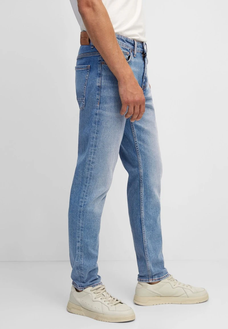 Marc O'Polo Herren SKEE MIT RESSOURCENSCHONENDEN WASH-TREATMEN - Jeans Tapered Fit - Mid Sustainable Wash 4 Marc O'Polo Herren SKEE MIT RESSOURCENSCHONENDEN WASH-TREATMEN - Jeans Tapered Fit - Mid Sustainable Wash – Bild 4