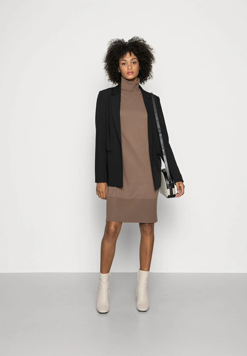 Marc O'Polo HEAVY DRESS LONGSLEEVE TURTLE NECK - Strickkleid - Nutshell Brown | Damen 2 Marc O'Polo HEAVY DRESS LONGSLEEVE TURTLE NECK - Strickkleid - Nutshell Brown | Damen – Bild 2