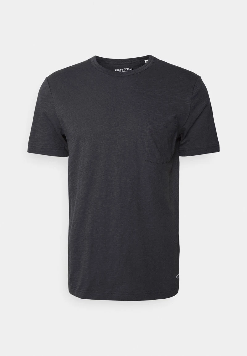 Marc O'Polo SHORT SLEEVE CREW NECK CHEST POCKET SMALL LOGO - T-Shirt Basic - Pirate Black | Herren 2 Marc O'Polo SHORT SLEEVE CREW NECK CHEST POCKET SMALL LOGO - T-Shirt Basic - Pirate Black | Herren – Bild 2