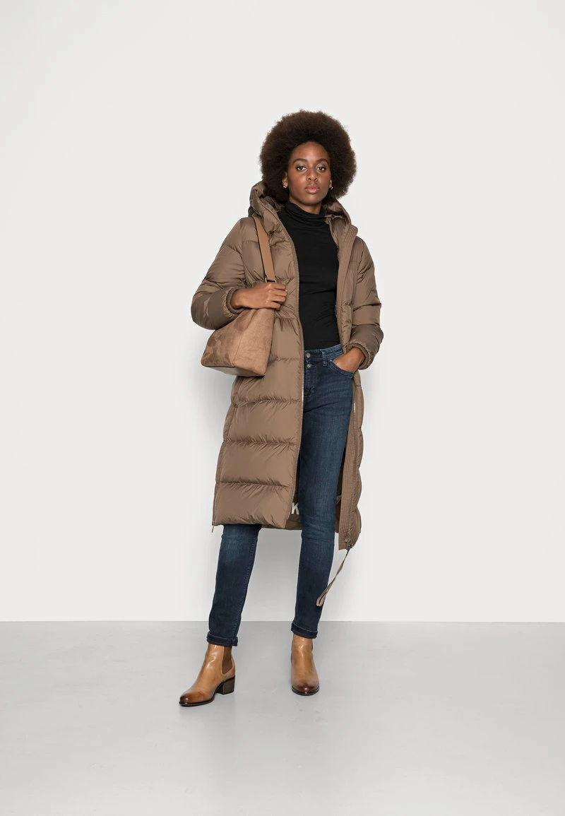 Marc O'Polo PUFFER COAT FIX HOOD WELT POCKETS BACKPACK STRAPS - Daunenmantel - Nutshell Brown | Damen 2 Marc O'Polo PUFFER COAT FIX HOOD WELT POCKETS BACKPACK STRAPS - Daunenmantel - Nutshell Brown | Damen – Bild 2
