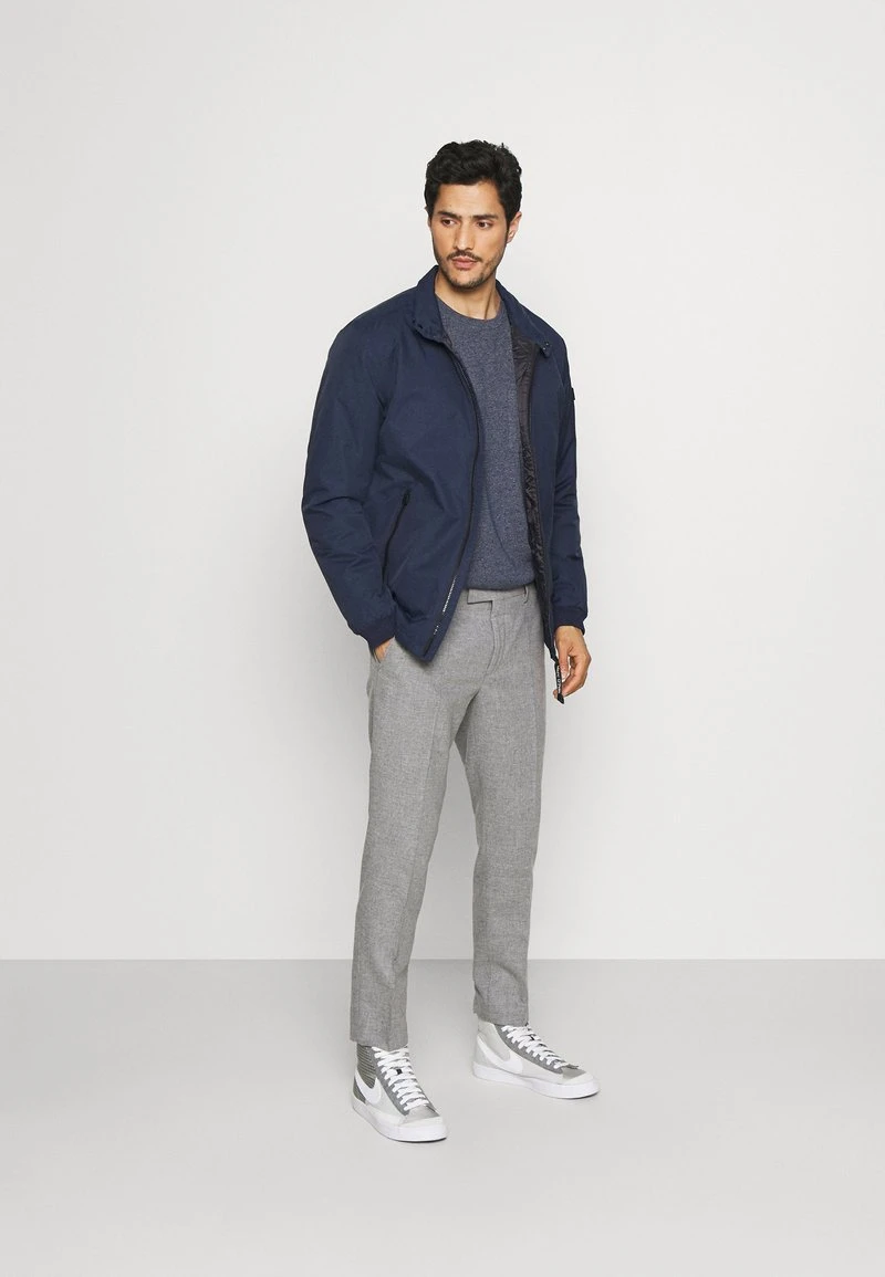 Marc O'Polo JACKET REGULAR FIT THERMORE PADDING STAND UP COLLAR - Übergangsjacke - Total Eclipse | Herren 2 Marc O'Polo JACKET REGULAR FIT THERMORE PADDING STAND UP COLLAR - Übergangsjacke - Total Eclipse | Herren – Bild 2