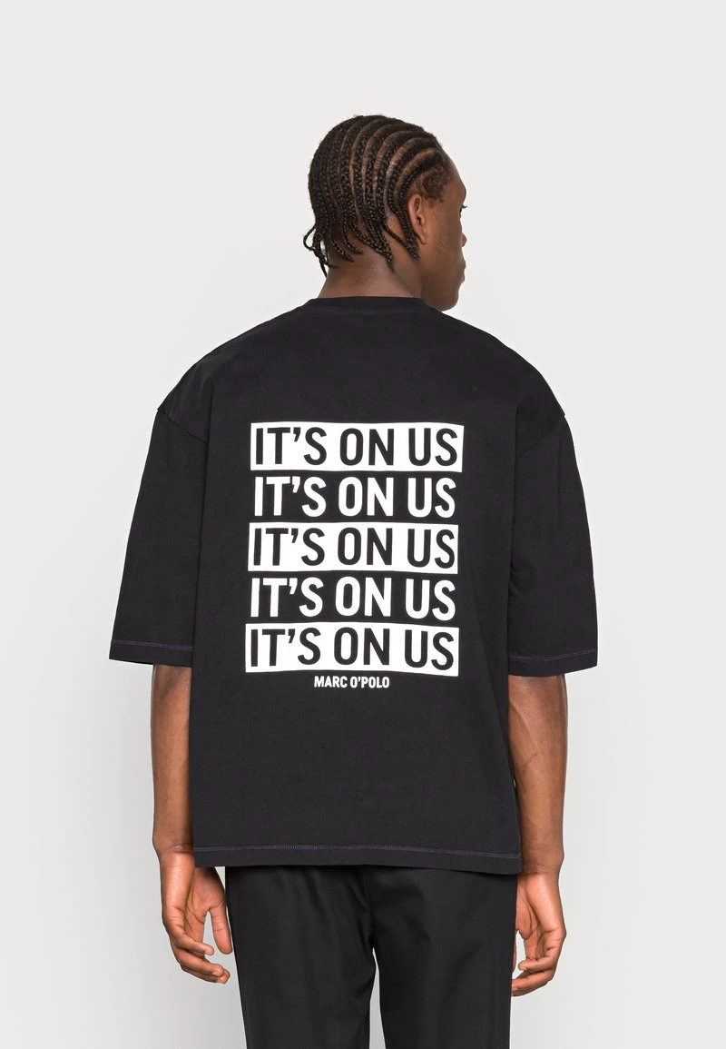 Marc O'Polo CREW NECK ITS ON US - T-Shirt Print - Black | Herren 1 Marc O'Polo CREW NECK ITS ON US - T-Shirt Print - Black | Herren