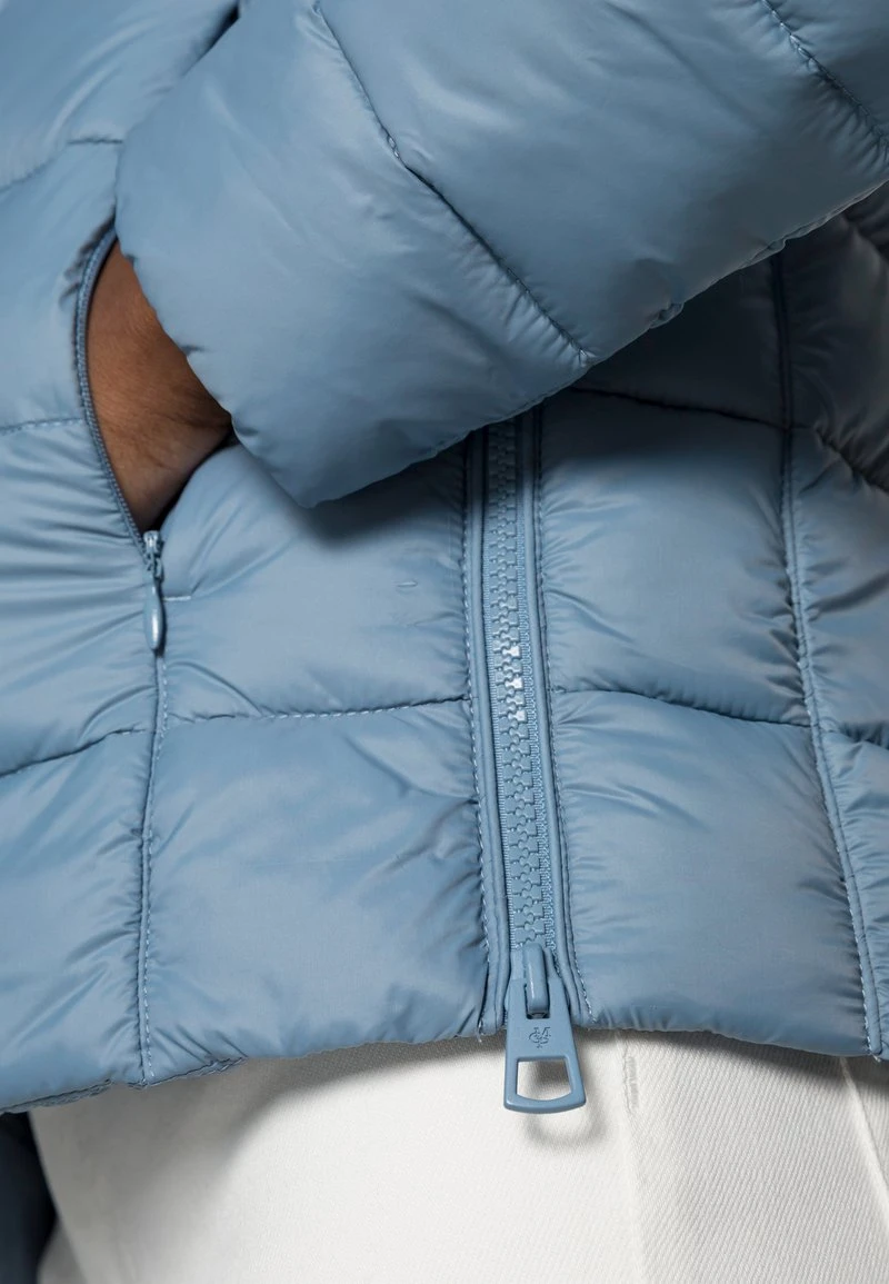 Marc O'Polo SP, RECYCLED NO DOWN, RECYCLED, FIX HOOD, WELT POCKET - Übergangsjacke - Fall Sky | Damen 4 Marc O'Polo SP, RECYCLED NO DOWN, RECYCLED, FIX HOOD, WELT POCKET - Übergangsjacke - Fall Sky | Damen – Bild 4
