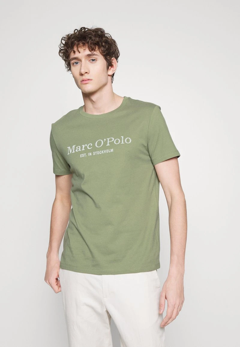 Marc O'Polo SHORT SLEEVE ROUND NECK CLASSIC - T-Shirt Print - Olive | Herren 1 Marc O'Polo SHORT SLEEVE ROUND NECK CLASSIC - T-Shirt Print - Olive | Herren