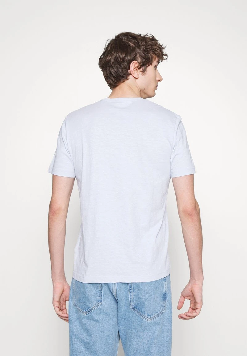 Marc O'Polo SHORT SLEEVE CREW NECK CHEST POCKET SMALL LOGO - T-Shirt Basic - Light Blue | Herren 3 Marc O'Polo SHORT SLEEVE CREW NECK CHEST POCKET SMALL LOGO - T-Shirt Basic - Light Blue | Herren – Bild 3