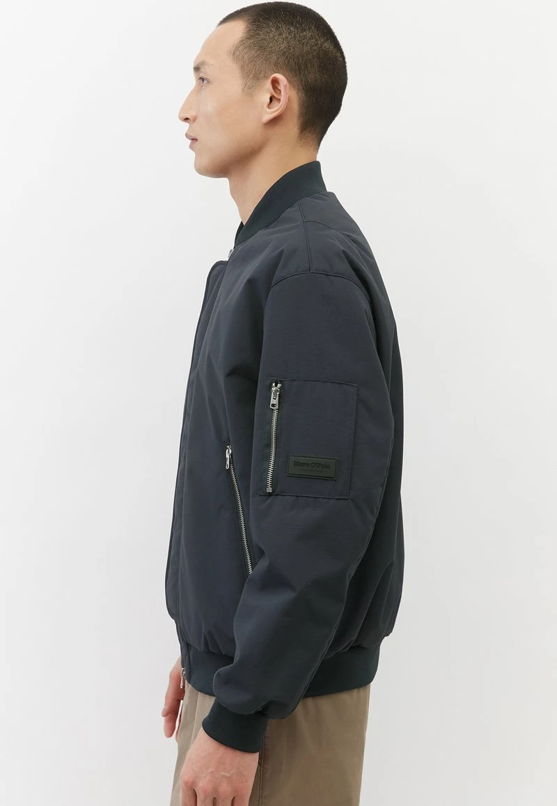 Marc O'Polo Herren AUS RECYCELTER QUALITÄT - Bomberjacke - Dark Navy 5 Marc O'Polo Herren AUS RECYCELTER QUALITÄT - Bomberjacke - Dark Navy – Bild 5