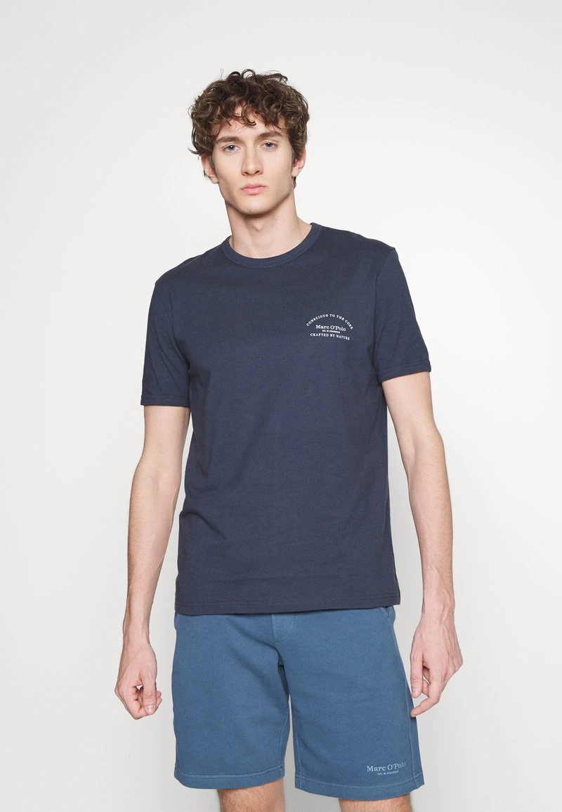 Marc O'Polo SHORT SLEEVE CREW NECK PRINT - T-Shirt Print - Dark Navy | Herren 1 Marc O'Polo SHORT SLEEVE CREW NECK PRINT - T-Shirt Print - Dark Navy | Herren