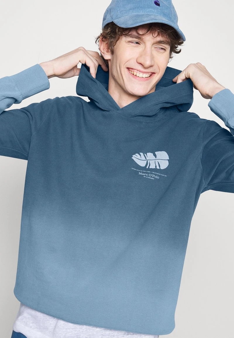 LONG SLEEVE DIP DYE PRINT ON CHEST - Kapuzenpullover - blue Marc O'Polo LONG SLEEVE DIP DYE PRINT ON CHEST - Kapuzenpullover - Blue | Herren -Marc O'Polo Verkäufe 47c44e6833b64bcdbc0d82f80fd590fa
