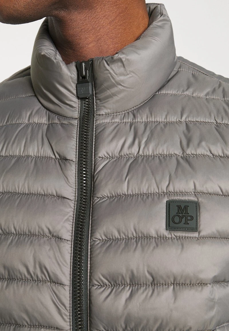 Marc O'Polo VEST REGULAR FIT VISLON ZIPPE - Weste - Flint Stone | Herren 6 Marc O'Polo VEST REGULAR FIT VISLON ZIPPE - Weste - Flint Stone | Herren – Bild 6