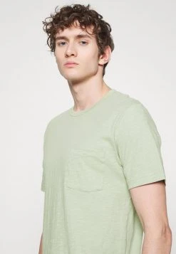 Marc O'Polo SHORT SLEEVE CREW NECK CHEST POCKET SMALL LOGO - T-Shirt Basic - Pistachio Gray | Herren -Marc O'Polo Verkäufe 5b3c4ae7839746728ece8aa8126bbcce