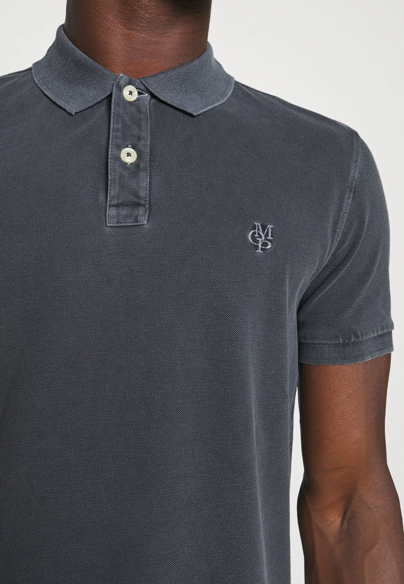 Marc O'Polo SHORT SLEEVE BUTTON PLACKET COLLAR AND CUFF - Poloshirt - Logogrey | Herren 4 Marc O'Polo SHORT SLEEVE BUTTON PLACKET COLLAR AND CUFF - Poloshirt - Logogrey | Herren – Bild 4