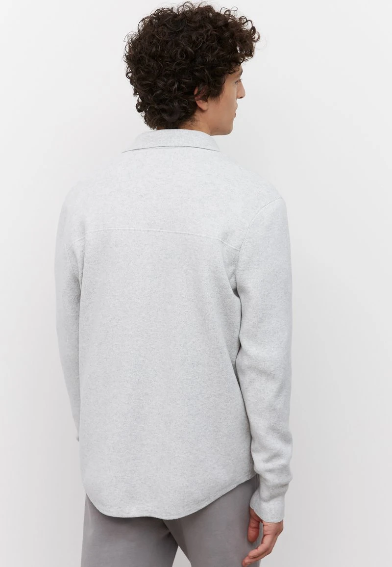 Marc O'Polo AUS KOMFORTABLEM BIO -MIX - Strickjacke - Beige Melange | Herren 2 Marc O'Polo AUS KOMFORTABLEM BIO -MIX - Strickjacke - Beige Melange | Herren – Bild 2