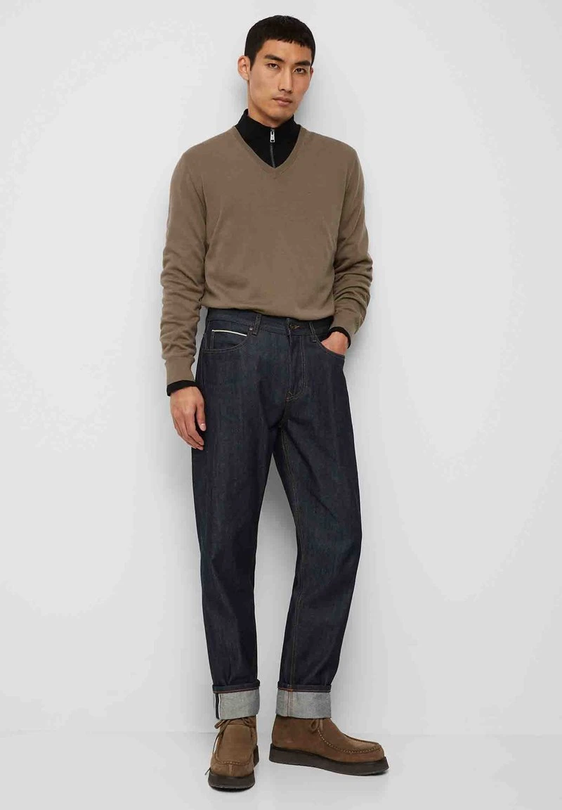 Marc O'Polo AUS ITALIENISCHER MERINO-WOLLE - Strickpullover - Squirrel | Herren 2 Marc O'Polo AUS ITALIENISCHER MERINO-WOLLE - Strickpullover - Squirrel | Herren – Bild 2