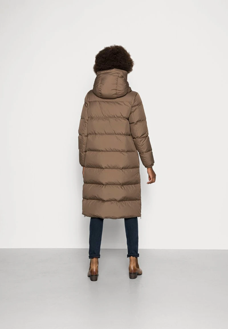 Marc O'Polo PUFFER COAT FIX HOOD WELT POCKETS BACKPACK STRAPS - Daunenmantel - Nutshell Brown | Damen 3 Marc O'Polo PUFFER COAT FIX HOOD WELT POCKETS BACKPACK STRAPS - Daunenmantel - Nutshell Brown | Damen – Bild 3