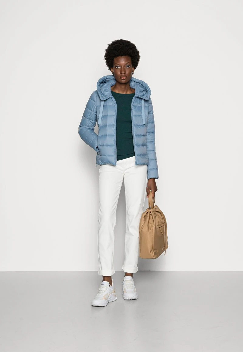 Marc O'Polo SP, RECYCLED NO DOWN, RECYCLED, FIX HOOD, WELT POCKET - Übergangsjacke - Fall Sky | Damen 2 Marc O'Polo SP, RECYCLED NO DOWN, RECYCLED, FIX HOOD, WELT POCKET - Übergangsjacke - Fall Sky | Damen – Bild 2