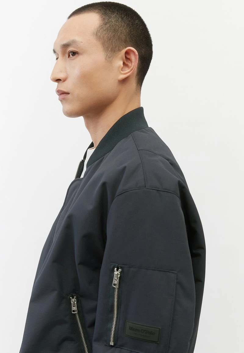 Marc O'Polo Herren AUS RECYCELTER QUALITÄT - Bomberjacke - Dark Navy 4 Marc O'Polo Herren AUS RECYCELTER QUALITÄT - Bomberjacke - Dark Navy – Bild 4