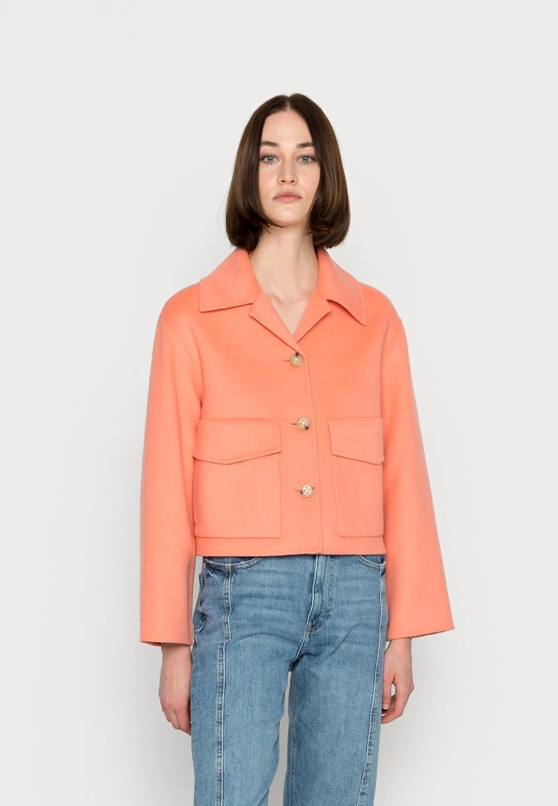 Marc O'Polo CROPPED JACKET TURN DOWN COLLAR FRONT BUTTONS - Leichte Jacke - Vibrant Peach | Damen 1 Marc O'Polo CROPPED JACKET TURN DOWN COLLAR FRONT BUTTONS - Leichte Jacke - Vibrant Peach | Damen