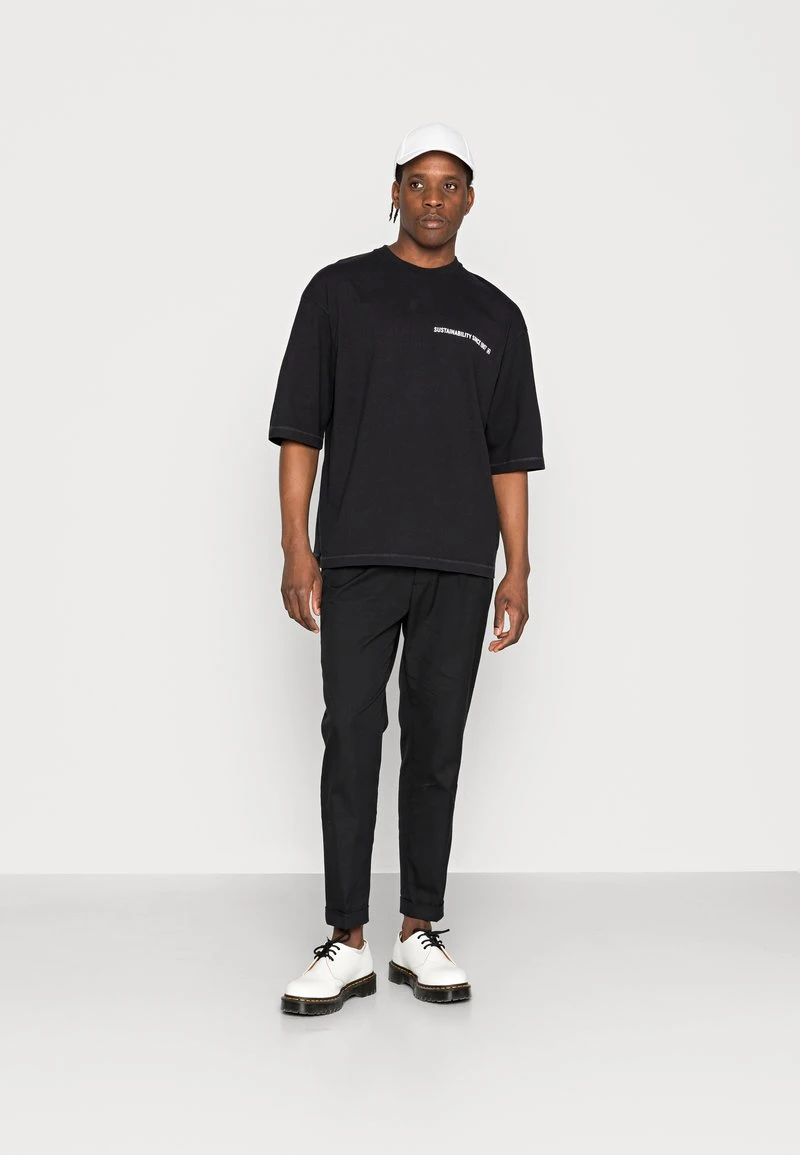 Marc O'Polo CREW NECK ITS ON US - T-Shirt Print - Black | Herren 2 Marc O'Polo CREW NECK ITS ON US - T-Shirt Print - Black | Herren – Bild 2