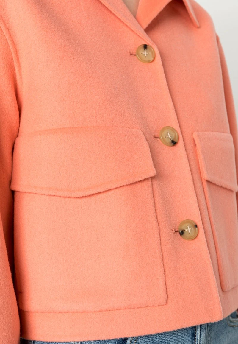 Marc O'Polo CROPPED JACKET TURN DOWN COLLAR FRONT BUTTONS - Leichte Jacke - Vibrant Peach | Damen 5 Marc O'Polo CROPPED JACKET TURN DOWN COLLAR FRONT BUTTONS - Leichte Jacke - Vibrant Peach | Damen – Bild 5