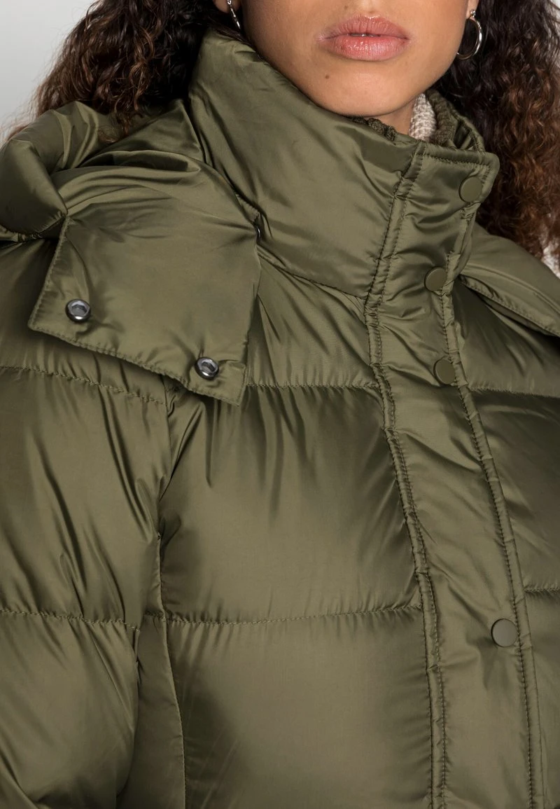 Marc O'Polo MIDDLE LENGTH DETACHABLE HOOD - Daunenmantel - Natural Olive | Damen 6 Marc O'Polo MIDDLE LENGTH DETACHABLE HOOD - Daunenmantel - Natural Olive | Damen – Bild 6