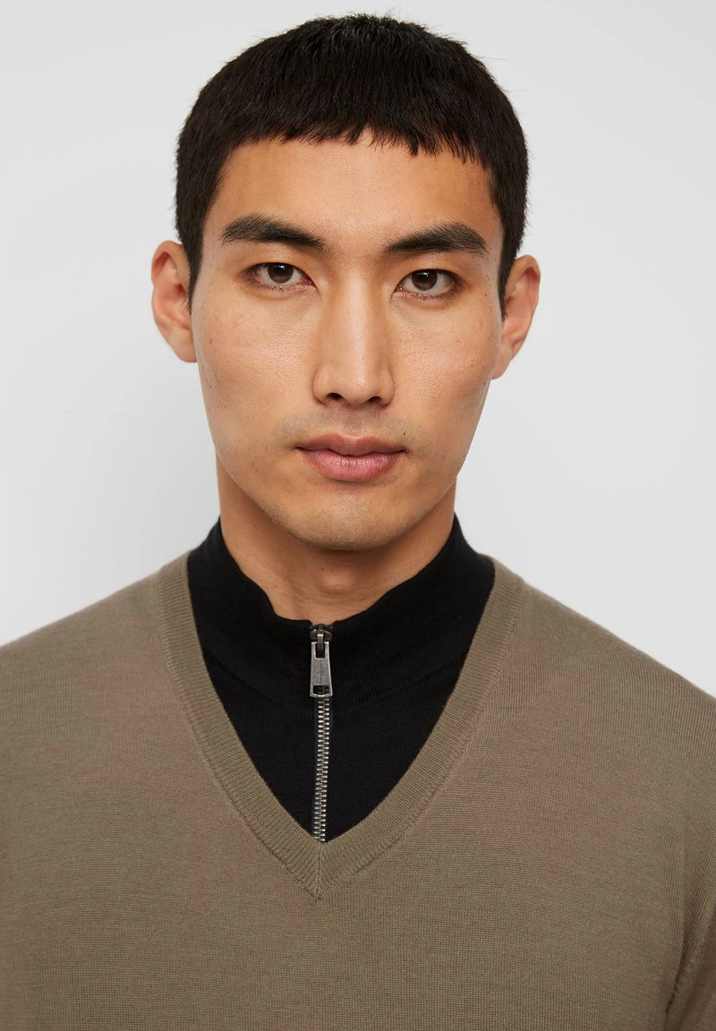 Marc O'Polo AUS ITALIENISCHER MERINO-WOLLE - Strickpullover - Squirrel | Herren 4 Marc O'Polo AUS ITALIENISCHER MERINO-WOLLE - Strickpullover - Squirrel | Herren – Bild 4