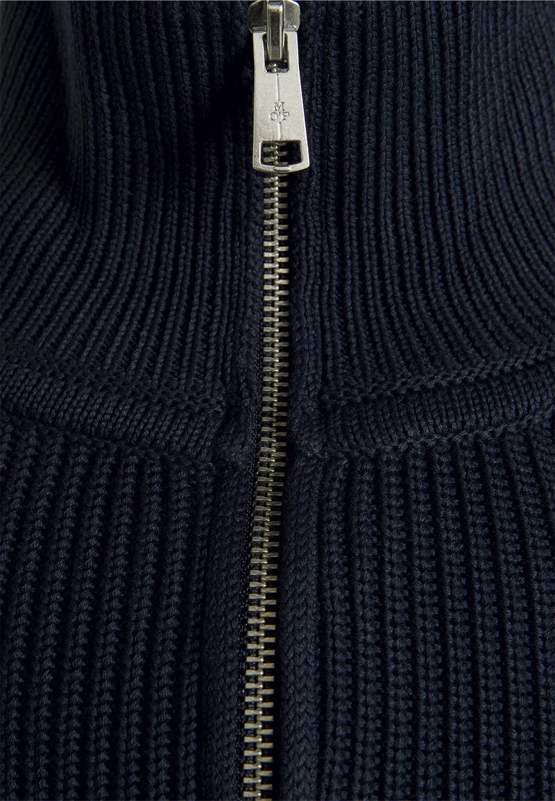 Marc O'Polo CARDIGAN STAND UP COLLAR - Strickjacke - Dark Navy | Herren 3 Marc O'Polo CARDIGAN STAND UP COLLAR - Strickjacke - Dark Navy | Herren – Bild 3