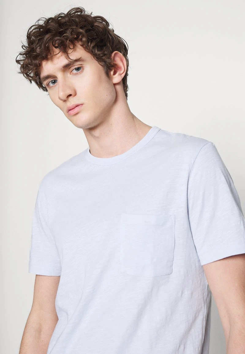 Marc O'Polo SHORT SLEEVE CREW NECK CHEST POCKET SMALL LOGO - T-Shirt Basic - Light Blue | Herren 5 Marc O'Polo SHORT SLEEVE CREW NECK CHEST POCKET SMALL LOGO - T-Shirt Basic - Light Blue | Herren – Bild 5