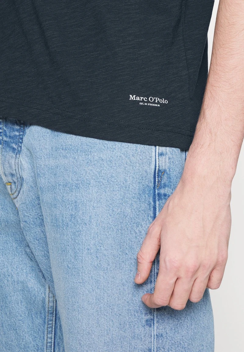 Marc O'Polo SHORT SLEEVE CREW NECK CHEST POCKET PLACED - T-Shirt Basic - Dark Navy | Herren 6 Marc O'Polo SHORT SLEEVE CREW NECK CHEST POCKET PLACED - T-Shirt Basic - Dark Navy | Herren – Bild 6