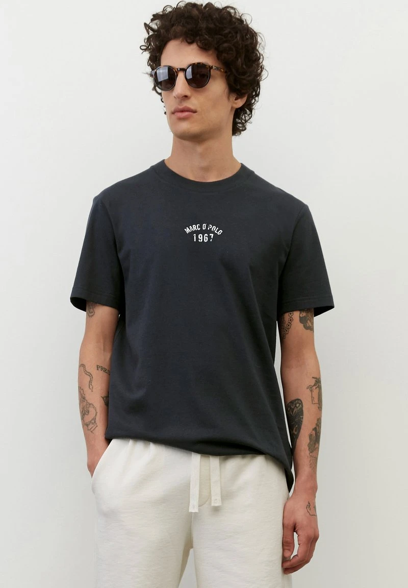 Marc O'Polo T-Shirt Print - Dark Navy | Herren 1 Marc O'Polo T-Shirt Print - Dark Navy | Herren