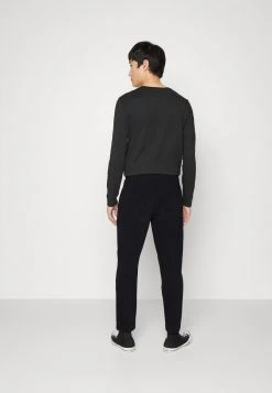 Marc O'Polo Herren PANTS FRONT AND BACK POCKETS - Jogginghose - Black 7 Marc O'Polo Herren PANTS FRONT AND BACK POCKETS - Jogginghose - Black -Marc O'Polo Verkäufe a9b8e502531c4c41a06b5f38f053f39a