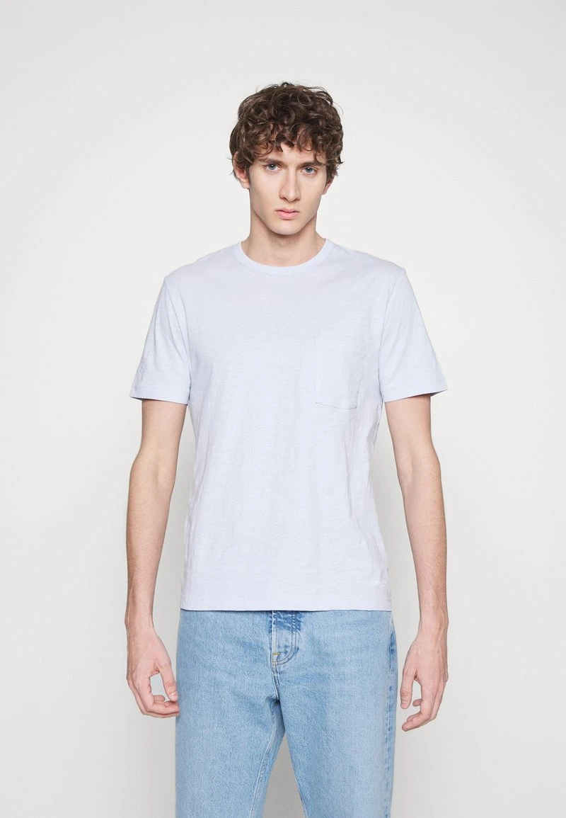 Marc O'Polo SHORT SLEEVE CREW NECK CHEST POCKET SMALL LOGO - T-Shirt Basic - Light Blue | Herren 1 Marc O'Polo SHORT SLEEVE CREW NECK CHEST POCKET SMALL LOGO - T-Shirt Basic - Light Blue | Herren