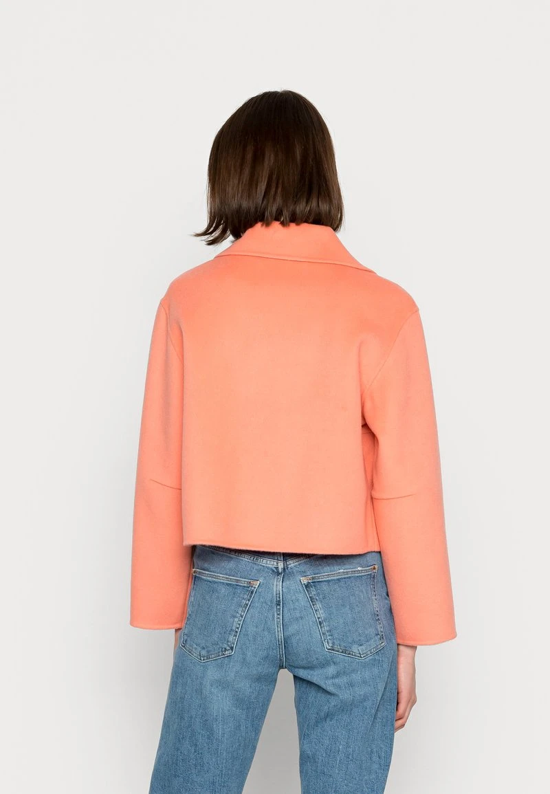 Marc O'Polo CROPPED JACKET TURN DOWN COLLAR FRONT BUTTONS - Leichte Jacke - Vibrant Peach | Damen 3 Marc O'Polo CROPPED JACKET TURN DOWN COLLAR FRONT BUTTONS - Leichte Jacke - Vibrant Peach | Damen – Bild 3