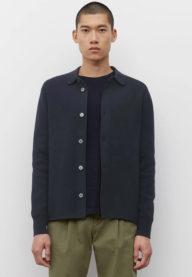 Marc O'Polo AUS KOMFORTABLEM BIO -MIX - Strickjacke - Dark Navy | Herren 1 Marc O'Polo AUS KOMFORTABLEM BIO -MIX - Strickjacke - Dark Navy | Herren