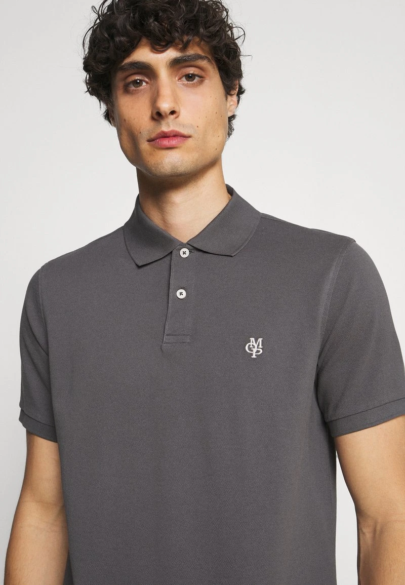 Marc O'Polo SHORT SLEEVE BUTTON PLACKET - Poloshirt - Gray | Herren 4 Marc O'Polo SHORT SLEEVE BUTTON PLACKET - Poloshirt - Gray | Herren – Bild 4