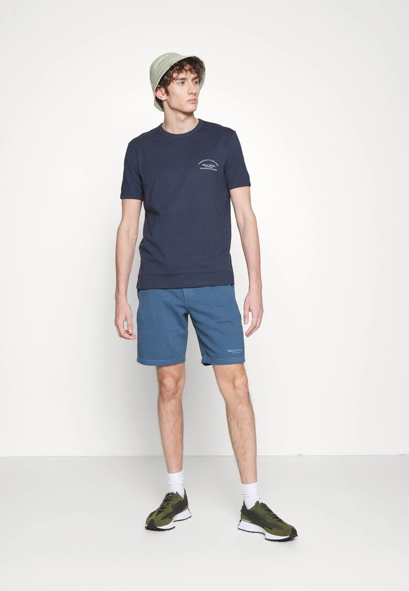 Marc O'Polo SHORT SLEEVE CREW NECK PRINT - T-Shirt Print - Dark Navy | Herren 2 Marc O'Polo SHORT SLEEVE CREW NECK PRINT - T-Shirt Print - Dark Navy | Herren – Bild 2