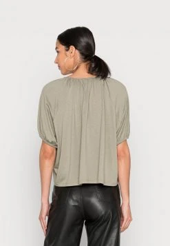 Marc O'Polo BLOUSE DEEP BOAT NECK RUFFELS AT NECKLINE PUFFER SLEEV - Bluse - Sundried Sage | Damen 7 Marc O'Polo BLOUSE DEEP BOAT NECK RUFFELS AT NECKLINE PUFFER SLEEV - Bluse - Sundried Sage | Damen -Marc O'Polo Verkäufe d7d04d38646542aabf3bda9accd70256