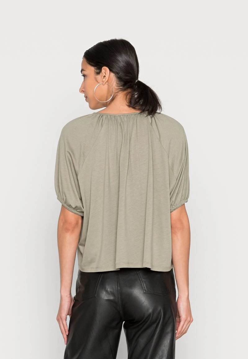 Marc O'Polo BLOUSE DEEP BOAT NECK RUFFELS AT NECKLINE PUFFER SLEEV - Bluse - Sundried Sage | Damen 3 Marc O'Polo BLOUSE DEEP BOAT NECK RUFFELS AT NECKLINE PUFFER SLEEV - Bluse - Sundried Sage | Damen – Bild 3