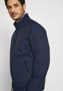 Marc O'Polo JACKET REGULAR FIT THERMORE PADDING STAND UP COLLAR - Übergangsjacke - Total Eclipse | Herren 9 Marc O'Polo JACKET REGULAR FIT THERMORE PADDING STAND UP COLLAR - Übergangsjacke - Total Eclipse | Herren -Marc O'Polo Verkäufe dc25b6293ff944daab2c1daa27df58fb