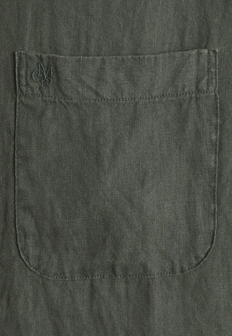 Marc O'Polo KENT COLLAR LONG SLEEVE INSERTED - Hemd - Mangrove | Herren 3 Marc O'Polo KENT COLLAR LONG SLEEVE INSERTED - Hemd - Mangrove | Herren – Bild 3