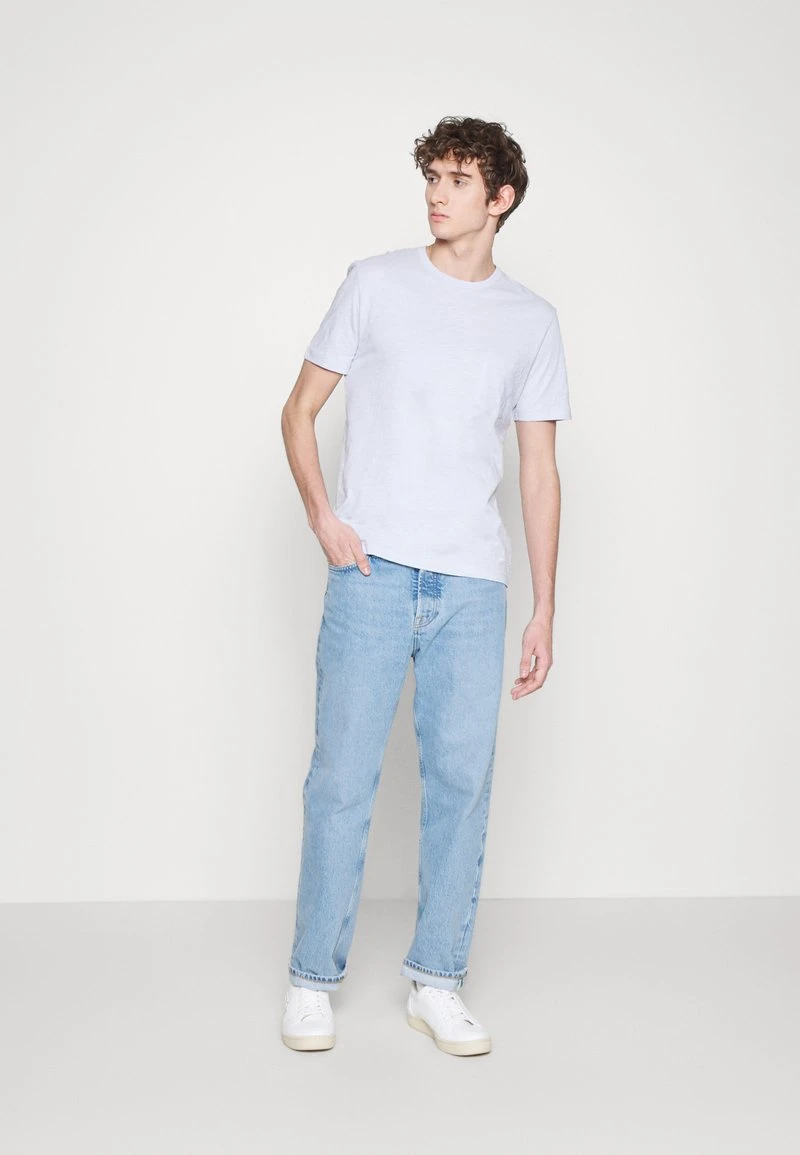 Marc O'Polo SHORT SLEEVE CREW NECK CHEST POCKET SMALL LOGO - T-Shirt Basic - Light Blue | Herren 2 Marc O'Polo SHORT SLEEVE CREW NECK CHEST POCKET SMALL LOGO - T-Shirt Basic - Light Blue | Herren – Bild 2