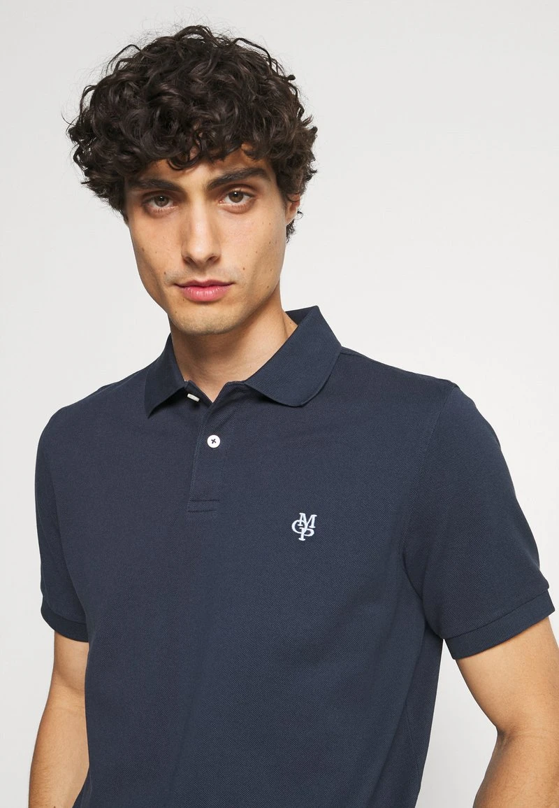 Marc O'Polo SHORT SLEEVE BUTTON PLACKET - Poloshirt - Total Eclipse | Herren 4 Marc O'Polo SHORT SLEEVE BUTTON PLACKET - Poloshirt - Total Eclipse | Herren – Bild 4