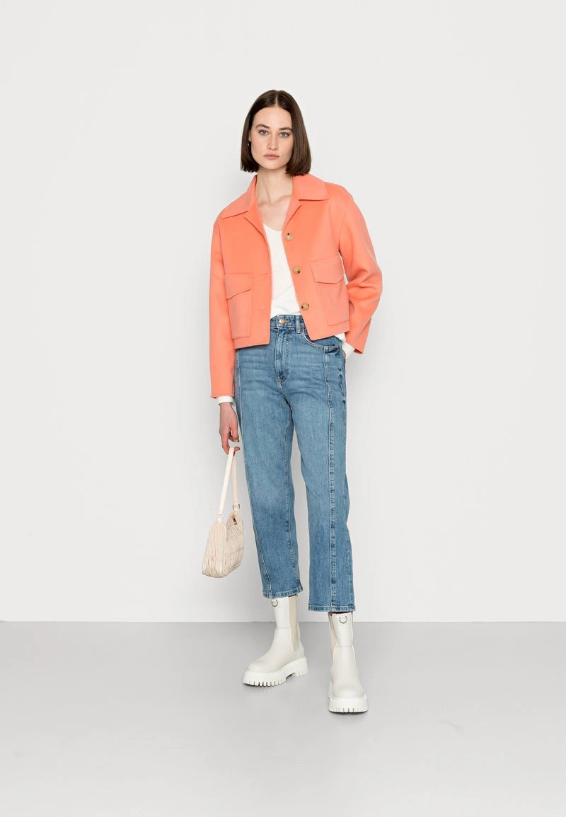 Marc O'Polo CROPPED JACKET TURN DOWN COLLAR FRONT BUTTONS - Leichte Jacke - Vibrant Peach | Damen 2 Marc O'Polo CROPPED JACKET TURN DOWN COLLAR FRONT BUTTONS - Leichte Jacke - Vibrant Peach | Damen – Bild 2