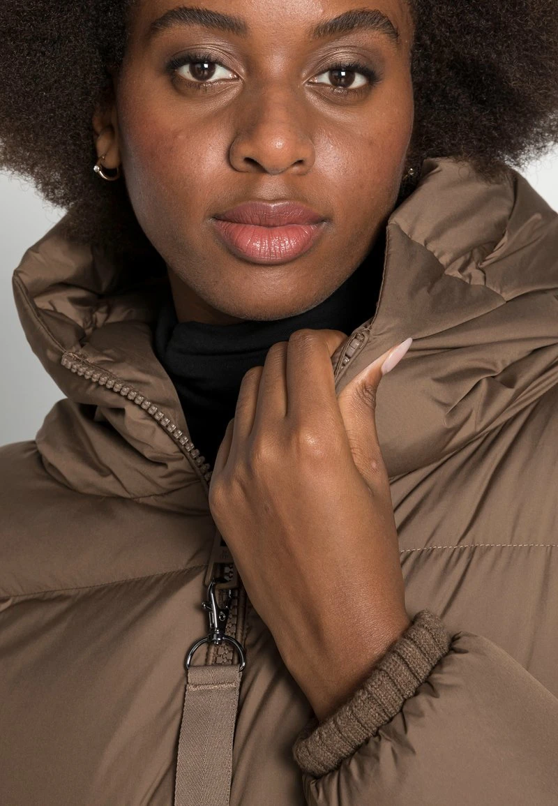 Marc O'Polo PUFFER COAT FIX HOOD WELT POCKETS BACKPACK STRAPS - Daunenmantel - Nutshell Brown | Damen 5 Marc O'Polo PUFFER COAT FIX HOOD WELT POCKETS BACKPACK STRAPS - Daunenmantel - Nutshell Brown | Damen – Bild 5